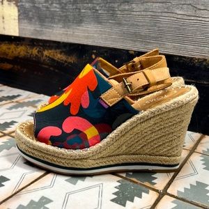 Brand new never worn adorable floral wedge heel size 6 by Tom’s.